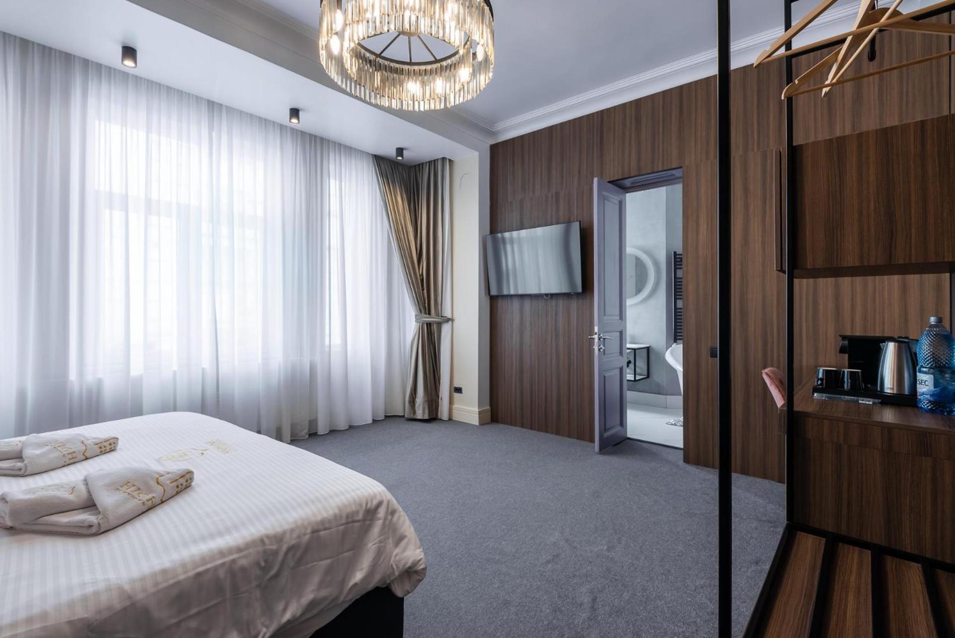 Highline Downtown Aparthotel Oldtown Unirii Square Bukares Bagian luar foto